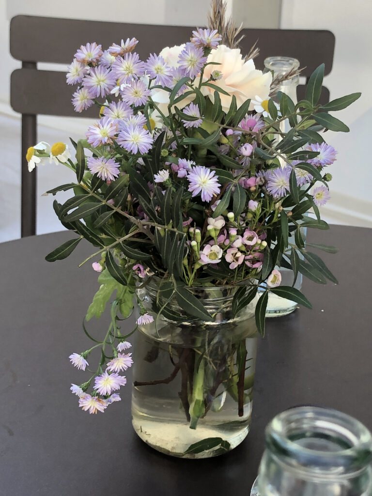 Deko: Blumenstrauß auf Tisch